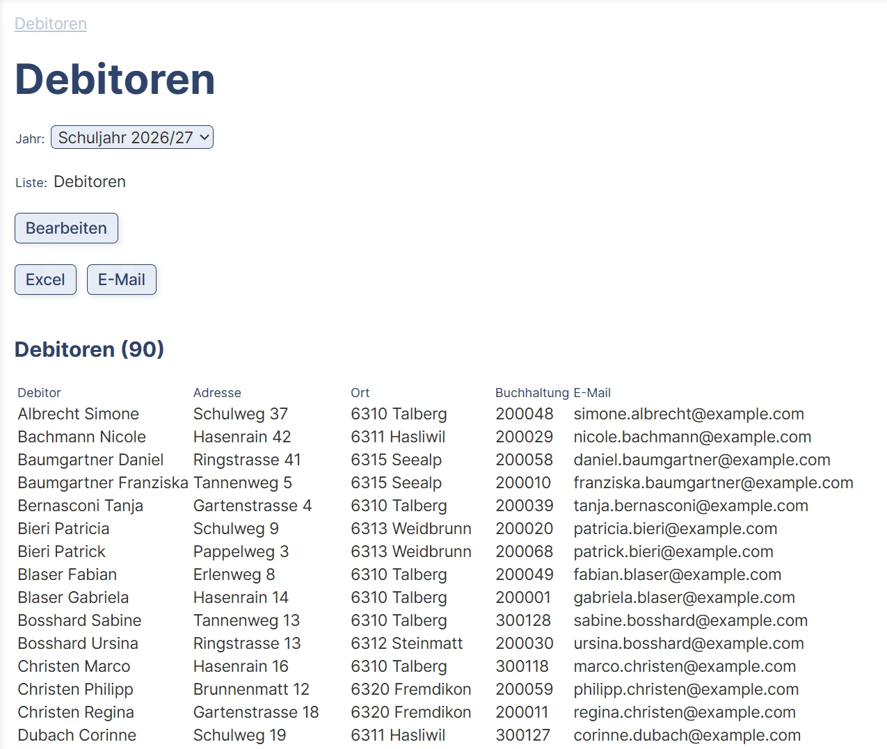 Die Liste Debitoren für das Schuljahr 2026/27 mit den Knöpfen Bearbeiten, Excel und E-Mail, darunter 90 Debitoren mit Adresse, Ort, Buchhaltungsnummer und E-Mail.