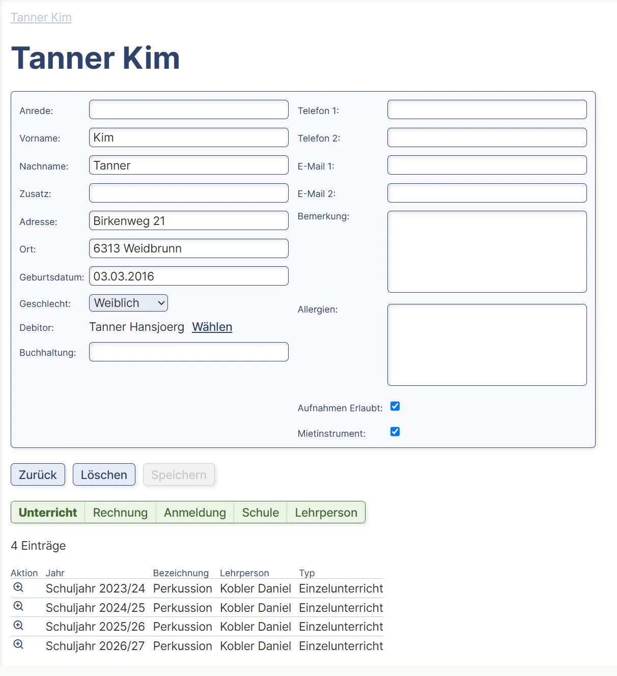 Die Personenansicht: Name, Adresse, Geburtsdatum, Debitor, Telefon, E-Mail, Bemerkung und Allergien, darunter die Reiter Unterricht, Rechnung, Anmeldung, Schule und Lehrperson mit vier Schuljahren Unterricht.